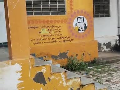 गांव क पूरा मलूका टाइम होने पर भी अस्पताल में कोई भी कर्मचारी नहीं है दवाई लेने गए थे कोई भी कर्मचारी नहीं है