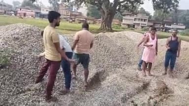 जामू पंचायत के बिन्डा रोड मे गिट्टी के जगह स्टोन चिप्स डाला जा रहा है।