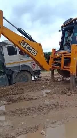 #लाङवा #रपट कल शाम से लूणी नदी रपट से कुछ कदम पहले एक ट्रेलर फंसा हुआ है। रात से मशक्कत करने पर भी अभी तक कामयाबी नहीं
