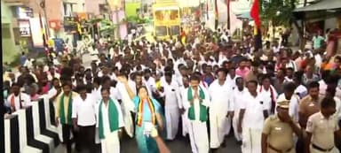 கீழ்பென்னாத்தூர்: பேருந்து நிலையம் அருகில் பகுதியில் பிரேமலதா விஜயகாந்த் நடை பயணத்தை மேற்கொண்டு வருகிறார்