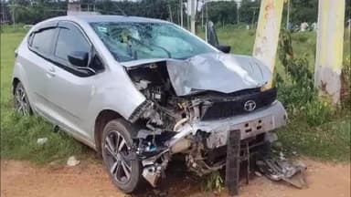 నల్లజర్ల మండలం పోతవరం లో రోడ్డు ప్రమాదం, బైక్ను ఢీకొట్టిన కారు, ఇద్దరికీ తీవ్ర గాయాలు