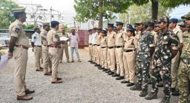 వినాయక నిమజ్జనం సందర్భంగా బందోబస్తు నిర్వహించడానికి వచ్చిన పోలీస్ అధికారులకు సిబ్బందికి గజ్వేల్ పోలీస్ స్టేషన్ ఆవరణలో పటిష్టమైన బందోబస్తు గురించి తగు సూచనలు సలహాలు చేసి దిశా నిర్దేశం చేసిన గజ్వేల్ ఏసిపి నరసింహులు.