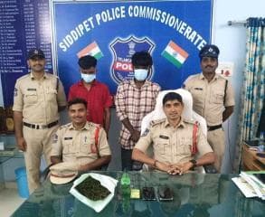 గంజాయి తాగుతూ అమ్మడానికి ప్రయత్నిస్తున్న ఇద్దరు వ్యక్తులలు
బొడ్డు చందు,పొన్నబోయిన పవన్ పట్టుకున్న సిద్దిపేట టాస్క్ ఫోర్స్ పోలీసులు, చేర్యాల పోలీసులు వారి వద్ద నుండి 440 గ్రాముల గంజాయి స్వాధీనం చేసుకుని అరెస్టు చేసిన చేర్యాల ఎస్ఐ నవీన్, సీఐ