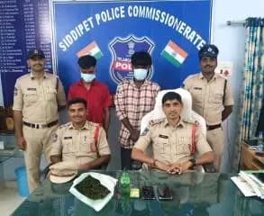 గంజాయి తాగుతూ అమ్మడానికి ప్రయత్నిస్తున్న ఇద్దరు వ్యక్తులలు
బొడ్డు చందు,పొన్నబోయిన పవన్ పట్టుకున్న సిద్దిపేట టాస్క్ ఫోర్స్ పోలీసులు, చేర్యాల పోలీసులు వారి వద్ద నుండి 440 గ్రాముల గంజాయి స్వాధీనం చేసుకుని అరెస్టు చేసిన చేర్యాల ఎస్ఐ నవీన్, సీఐ