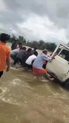 #लाङवा #लुनी_नदी के अन्दर पिकअप रोङ स निच उतरी