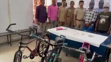 சத்தியமங்கலம்: நேரு நகர் பகுதியில் வீட்டில் பூட்டை உடைத்து உள்ளே நுழைந்த மருமகன் அவர்கள் 45 பவுன் தங்க நகை பணத்தை கொள்ளையடித்துச் சென்றனர் இதில் மூன்று பேர் கைது