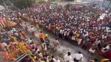 ஊத்துக்குளி: வெள்ளியம்பதி பத்ரகாளியம்மன் கோவிலில் நடைபெற்ற குண்டம் இறங்கும் திருவிழாவில் ஆயிரக்கணக்கான பக்தர்கள் கலந்து கொண்டனர்