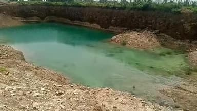 అల్లాదుర్గం: రైతుల భూముల్లో అక్రమ తవ్వకాలు – ప్రశ్నిస్తే జైలులో పెడతామన్న దళారులు