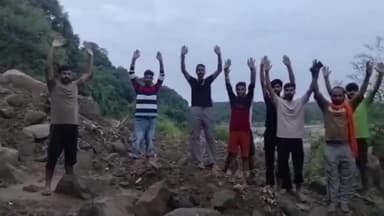 ਧਾਰ ਕਲਾਂ: ਪਠਾਨਕੋਟ ਦੇ ਧਾਰ ਤੋਂ ਨੂਰਪੁਰ ਨੂੰ ਜਾਣ ਵਾਲਾ ਰਸਤਾ ਲੈਂਡ ਸਲਾਈਡਿੰਗ ਦੇ ਚਲਦੇ ਹੋਇਆ ਬੰਦ ਪਿੰਡ ਦੇ ਲੋਕਾਂ ਨੇ ਪ੍ਰਸ਼ਾਸਨ ਖਿਲਾਫ ਕੀਤਾ ਰੋਸ