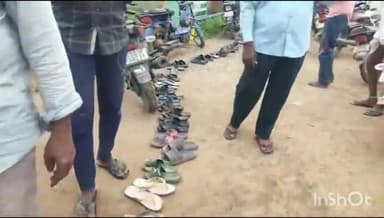 కమలాపూర్: మర్రిపల్లిగూడెం సొసైటీ వద్ద యూరియా కోసం రైతులు పడిగాపులు గాస్తున్నారు. రైతులు