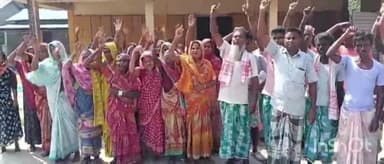 নগৰবেৰা: অৰুণোদয় আঁচনিৰ হিতাধিকাৰী বাচনিৰ নামত নিচানৰচৰ গাঁৱত দুৰ্নীতিৰ অভিযোগ,তীব্ৰ প্ৰতিবাদ সাব্যস্ত শতাধিক পুৰুষ মহিলাৰ