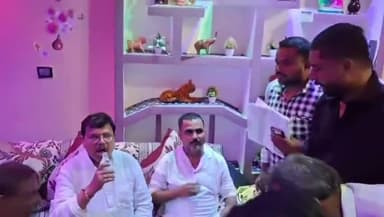 लुहारी निवासी गौरव सिंह चौहान के यहाँ ऊर्जा मंत्री प्रदुम्न सिंह तोमर का आगमन
#JhansiNews #Luhari
