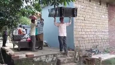 बरवाला: मोरनी ब्लॉक के डुह गांव में भूस्खलन से टूटे मकान, पीड़ितों का सामान निकालने में जुटे ग्रामीण