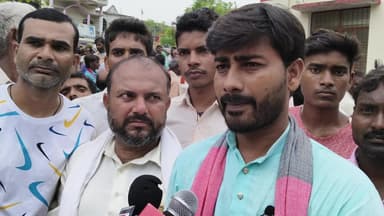 जनपद सोनभद्र के घोरावल विधानसभा के शाहगंज सहकारी समिति पर यूरिया खाद की नदारत को लेकर किसानों ने किया धरना प्रदर्शन, जिसमें किसानों का साथ देते हुए...!
#किसान_का_बेटा_जमीनी_नेता