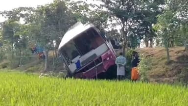 திருக்குவளை: தொழுதூர் ஆற்றங்கரை சாலையில் கட்டுப்பாட்டை இழந்து அரசு பேருந்து வயலில் பாய்ந்து விபத்து