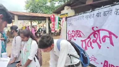 विद्यालय बंद होने से रोकने के लिए हो रहा है जिला गुना में विरोध  प्रदर्शन