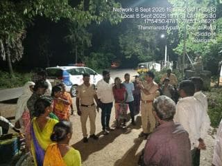 కొమురవెల్లి ఎస్ఐ రాజు, గ్రామ విపిఓ తో కలసి రసులాబాద్ , గ్రామాన్ని సందర్శించి, గ్రామ ప్రజలకు రాబోవు స్థానిక సంస్థల ఎన్నికల గురించి, సైబర్ నేరాల గురించి, సామాజిక రుక్మతల గురించి అవగాహన కల్పించడం జరిగింది.