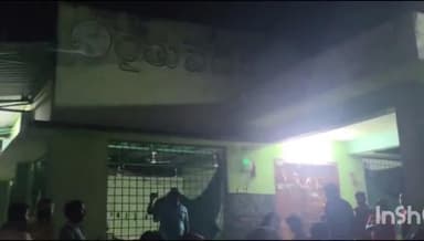 నెక్కొండ: నెక్కొండ లో యూరియా కోసం రైతుల జాగారం  గ్రామ రైతు వేదిక వద్ద ఘటన