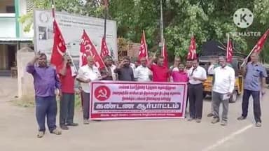 கடவூர்: தொழில் பேட்டையில் மாவட்ட டாஸ்மாக் ஊழியர் சங்கம் சார்பில் ஆர்ப்பாட்டம்
