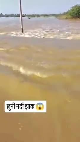 झाक नदी में सड़क पर निकलना पड़ा भारी,
झाक नदी में बाइक समेत युवक बहा,
युवक को बहते ग्रामीणों ने बाहर निकाला,