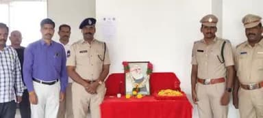 శ్రీ కాళోజి నారాయణరావు గారి జయంతి సందర్భంగా జిల్లా పోలీస్ కార్యాలయం ముందు ఆయన చిత్రపటానికి పూలమాలవేసి ఘనంగా నివాళి అర్పించడం జరిగింది