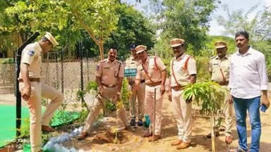 ఆత్మకూరు పోలీస్ స్టేషన్ నందు వన మహోత్సవంలో భాగంగా మొక్కలు నాటిన పోలీసు సిబ్బంది