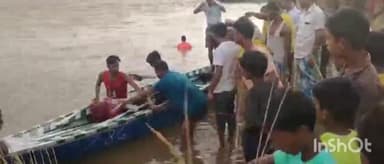 নগৰবেৰা: নগৰবেৰাৰ ৰঙ্গেশ্বৰী পামত নাও খেল প্ৰতিযোগিতাত অঘটন,হঠাৎ নৈত ডুব যায় এখন নাও, কথমপি ৰক্ষা প্ৰায় ১২জনকৈ লোকৰ