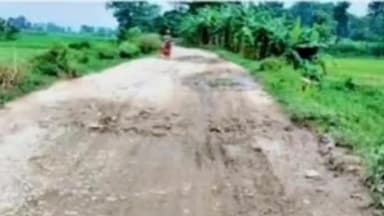 दगौरा: डगरूआ प्रखंड क्षेत्र के तेघरा चौक से सौरा जाबर मार्ग की जर्जर स्थिति से राहगीरों को हो रही भारी परेशानी