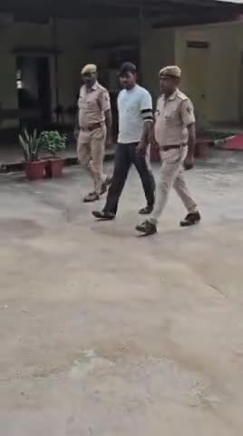 मारपीट की एक साल पुरानी घटना में #फरार मुल्जिम #गिरफ्तार।
घटना में प्रयुक्त एक मोटरसाइकिल #जप्त।