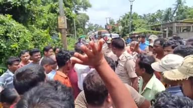 মোহনপুর: মোহনপুরে প্রাথমিক বিদ্যালয়ের বেহাল দশা,বিক্ষোভ অভিভাবকদের!