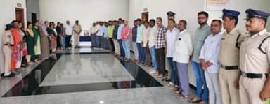 కాళోజీ నారాయణరావు జయంతి సందర్భంగా కమిషనర్ కార్యాలయంలో నారాయణరావు గారి చిత్రపటానికి పూలమాలవేసి నివాళులర్పించిన అడిషనల్ డీసీపీ అడ్మిన్ సిహెచ్ కుశాల్కర్, మరియు కమిషనరేట్ కార్యాలయ సిబ్బంది.