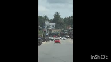 കോതമംഗലം: കോതമംഗലത്ത് നിയന്ത്രണം വിട്ടകാർ ജെസിബിയിൽ ഇടിച്ച് അപകടം ഉണ്ടായതിന്റെ വീഡിയോ ദൃശ്യങ്ങൾ പുറത്ത്