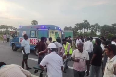 చివ్వెంల: అక్కల దేవి గూడెం గ్రామ శివారులో రోడ్డు ప్రమాదంలో కూలీలకు గాయాలు