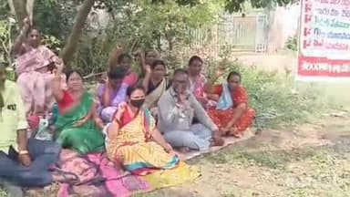ఇల్లందు: ఇల్లందు గిరిజన ఆశ్రమ పాఠశాలలో పనిచేస్తున్న డైలీ వేజ్ వర్కర్లు చేపట్టిన సమ్మెకు సంఘీభావం తెలిపిన సిఐటియు జిల్లా నాయకులు