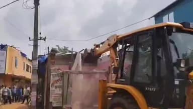 দাসপুর ১: হাইকোর্টের নির্দেশে প্রশাসনের উপস্থিতিতে সরকারি জায়গায় অবৈধ নির্মাণ ভাঙ্গা হলো দাসপুরে