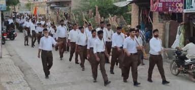 मूंडवा: मूंडवा में राष्ट्रीय स्वयंसेवक संघ के पथ संचलन का शहरवासियों ने पुष्प वर्षा कर किया स्वागत