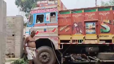 চন্দ্রকোনা ২: নিয়ন্ত্রণ হারিয়ে ধাক্কা ট্রাকের পথ চারি কে ঘটনায় ক্ষিপ্ত জনতা পথ অবরোধ করল চন্দ্রকোনা জয়ন্তিপুর এলাকায়
