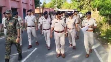 डुमरी कटसरी: एसपी ने डुमरी कटसरी प्रखंड क्षेत्र में किया पैदल फ्लैग मार्च, विधि व्यवस्था का लिया जायजा