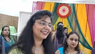 ਧੂਰੀ: ਕਰਵਾ ਚੌਥ ਦੇ ਤਿਉਹਾਰ ਨੂੰ ਲੈ ਕੇ ਔਰਤਾਂ ਦੇ ਵਿੱਚ ਉਤਸਾਹ ਖੁਸ ਨਾਜਰ ਆ ਰਹੀਆ ਔਰਤਾ ਨੇ ਕਿਹਾ ਉਡੀਕ ਹੁੰਦੀ ਹੈ ਇਸ ਦਿਨ ਸਭ ਔਰਤਾ ਪਤੀ ਦਾ ਚਿਹਰਾ ਦੇਖਕੇ ਖੋਲਦੀਆ ਨੇ ਔਰਤਾ ਵਰਤ