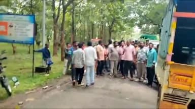 அஞ்செட்டி: அய்யூர் சோதனை சாவடி வழியாக உள்ளூர் மக்கள் சென்று வர கட்டணம் : எதிர்ப்பு தெரிவித்து மலை கிராம மக்கள் போராட்டம்