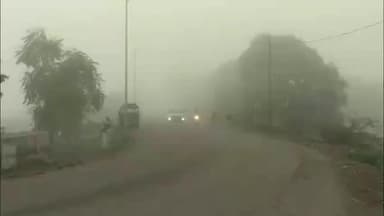 ધોરાજી: ધોરાજીમાં વહેલી સવારથી ધુમ્મસ પરિવાર વાતાવરણ જોવા મળ્યું હતું જેને લઇને વાહન ચાલકોની ગતિઓ ધીમી પડી હતી