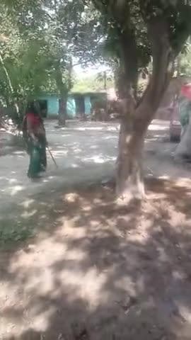 gunda log hai yek mahila ko marte huye