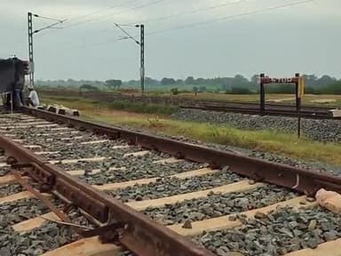 ब्यौहारी : ब्यौहारी रेलवे स्टेशन से मझौली रेलवे स्टेशन तक आखेटपुर , पसगड़ी , चमराडोल से डबल लाइन का निर्माण कार्य चालू