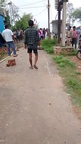 ग्राम जोबी पंचायत पड़खुदी मे सुन्नी नाम का व्यक्ति नाडेप को गिरा दिया