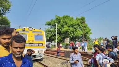 জগৎবল্লভপুর: দক্ষিণ-পূর্ব শাখার হাওড়া আমতা লাইনে রেল অবরোধ বিক্ষোভ স্থানীয় বাসিন্দাদের বড়গাছিয়া স্টেশনে