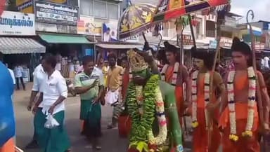 ஆவுடையார் கோவில்: புரட்டாசி மாத கடைசி சனிக்கிழமையான இன்று மீமிசல் ஹன்மர் ஆலயத்தில் இருந்து கடவுள் வேடமிட்டு கடவுள் வழிபாட்டில் ஈடுபட்ட பக்தர்கள்