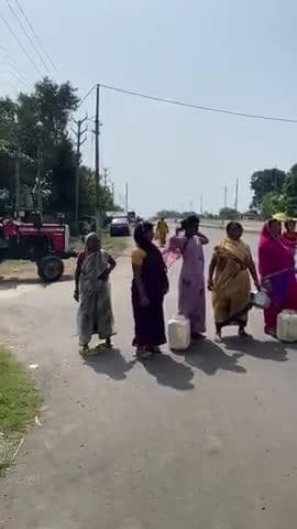 नगझर में नल की मांग पूरी करो
#standing