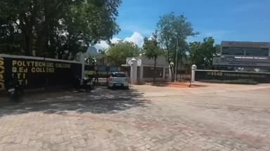 சேரன்மகாதேவி: சேரன்மகாதேவி ஸ்காட் பொறியியல் கல்லூரியில் பேராசிரியரை தாக்கும் மாணவர்கள். வைரலாகும் வீடியோ.