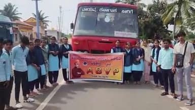 ಶಿರಹಟ್ಟಿ: ಛಬ್ಬಿ ಗ್ರಾಮದಲ್ಲಿ ಸಮರ್ಪಕ ಬಸ್ ಸೌಲಭ್ಯಕ್ಕಾಗಿ ಆಗ್ರಹಿಸಿ ವಿದ್ಯಾರ್ಥಿಗಳಿಗೆ ರಸ್ತೆ ತಡೆದು ಪ್ರತಿಭಟನೆ