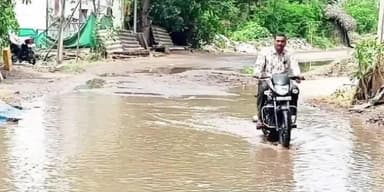 గుడివాడ: గుడ్లవల్లేరులో గుంతల మయంగా రోడ్లు.. ప్రయాణం నరకప్రాయం